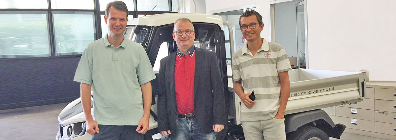 Powertec eMobility vor Ort: Oliver Weber mit ALKE Chefs Luca und Lamberto Salvan bei Test des neuen Alke ATX 330E Elektrofahrzeugs